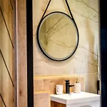 Perla Bialki Z Jacuzzi