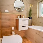 Perla Bialki Z Jacuzzi Chalet