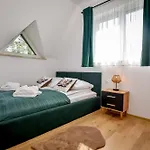 Perla Bialki Z Jacuzzi
