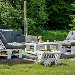 Perla Bialki Z Jacuzzi Chalet