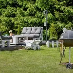 Perla Bialki Z Jacuzzi