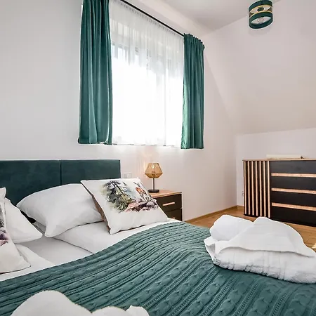 Perla Bialki Z Jacuzzi