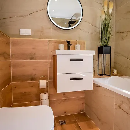 Perla Bialki Z Jacuzzi